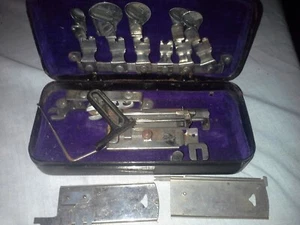 Vintage Sewing Machine Attachments metal box - Imagen 1 de 5