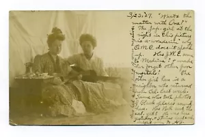 Wellington Ohio, 2 mujeres tocando instrumentos de cuerda, guitarra 1907 RPPC postal - Imagen 1 de 3