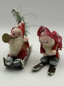 Paar gesponnene Baumwolle Pappmaché Chenille Weihnachtsmann Ornamente Holzschlitten & Ski Frankreich - Bild 1 von 19