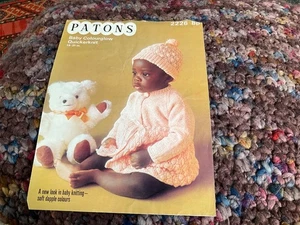 PATONS 2226 BABY ‘S PRAM SET COAT HAT BONNET KNITTING PATTERN Quickerknit 18-21 - Picture 1 of 1