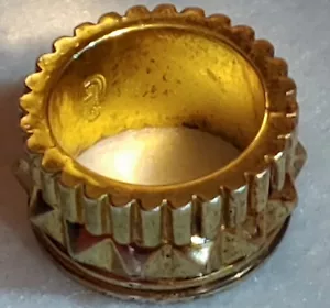 Vintage - Anello - Tono Oro - Ha un cavalluccio marino timbrato anello interno - 1/2 di larghezza - Misura 6 - Foto 1 di 7