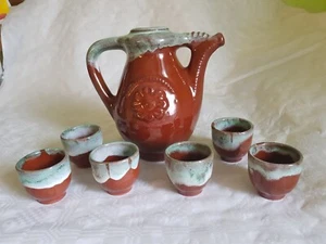 DDR TEE-& LIKÖRSERVICE 7tlg Kanne + 6 Becher, Handmade, Keramik braun Folklore  - Bild 1 von 3