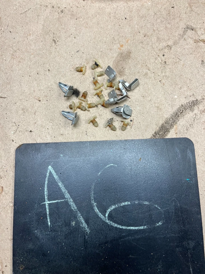 CHEVROLET GM FORD DODGE VINTAGE AÑOS 60 PANEL DE PUERTA TARJETA Y CLIPS DE TIRA DE CLIMA OEM Foto 1 de 4