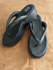 De colección No Boundaries Mujer Negro Imitación Cuero Plataforma Grueso Tanga Sandalias, Talla 7 - Imagen 1 de 6