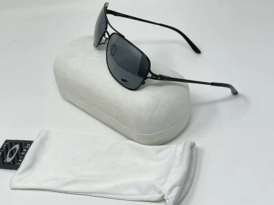 Arañazos de luz polarizada de metal negro Oakley Conquest OO4101-04 Foto 1 de 4