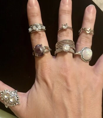 Lote de 10 anillos apilables de moda en tono plata circonita cúbica, amatista, acrílico Foto 1 de 4