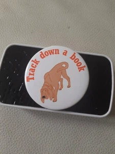 Track down a book Vintage badge  - Picture 1 of 3