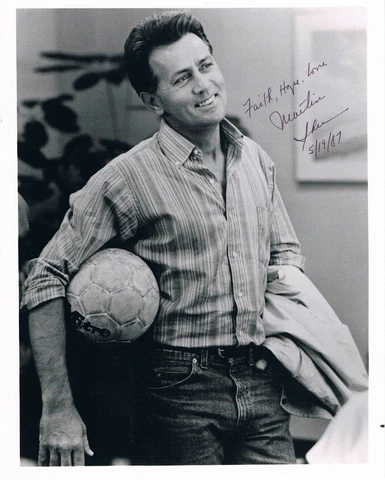 Martin Sheen 1940- genuine autograph photo 8"x10" signed Cover