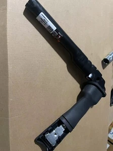 Cadillac XT4 2019-2024 tensor de cinturón de seguridad delantero izquierdo negro nuevo OEM GM 84959688 - Imagen 1 de 3