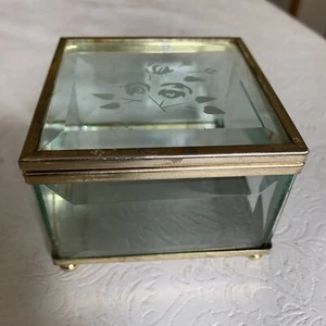 Small Clear Glass Trinket Box with Floral Design on Lid -Length & Width are3” - Imagen 1 de 7