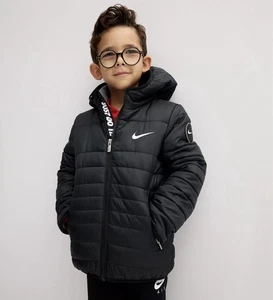 Neu ohne Etikett Jungen Nike mittelschwere Füllung schwarze gefütterte Jacke Mantel Größe 24m - Bild 1 von 6