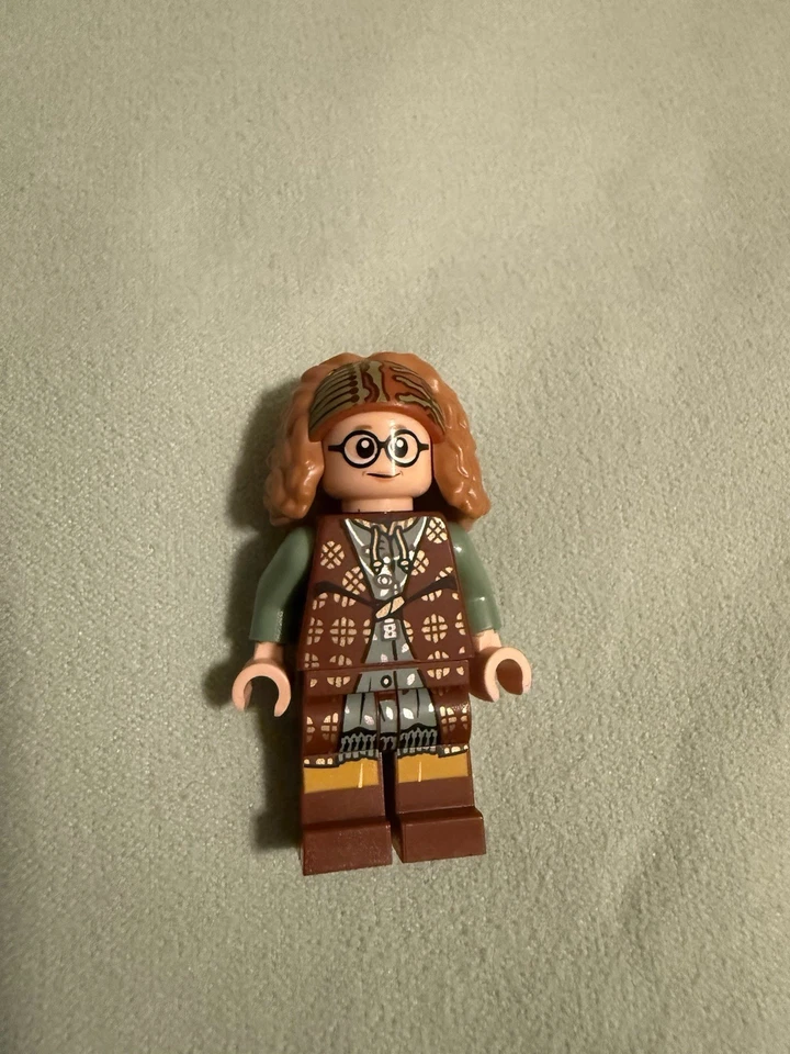 LEGO Sybill Trelawney Minifig - Harry Potter's Hogwarts Divination Professor - Image 1 of 1