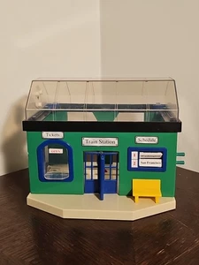 Estación de tren de madera Thomas vintage techo plástico transparente horario tren RARO - Imagen 1 de 5