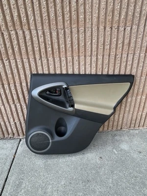 Toyota RAV4 2012 panel de moldura de puerta pasajero trasero derecho OEM 73A Foto 1 de 4