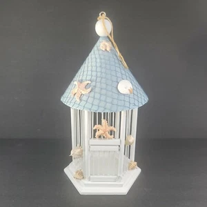 Jaula de madera sintética vintage para pájaros decoración de casa de playa temática náutica conchas marinas firmada - Imagen 1 de 11