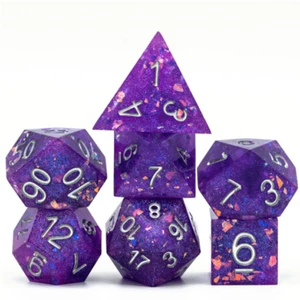 Juego de dados de galaxia púrpura Dungeons and Dragons hecho a mano. Dados poliédricos Sharp DND. - Imagen 1 de 6