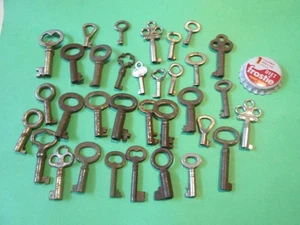 LOT OF 32 SMALL LITTLE VINTAGE OPEN BARREL SKELETON KEYS DRESSER ZAA32 ANTIQUE - Picture 1 of 3