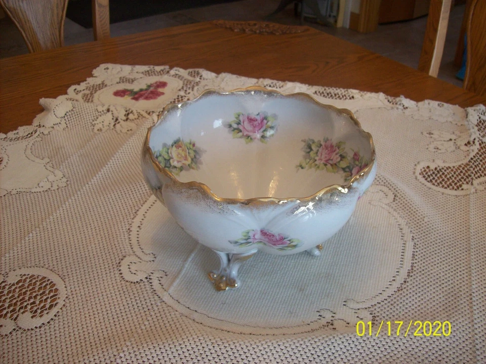 Cuenco Ferner de porcelana con patas vintage alemán Wheelock patrón floral rosa Foto 1 de 4