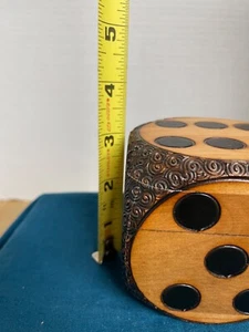 Holz Würfel Schmuckschatulle mit Brennradierung Karten aufbewahren und würfeln  - Bild 1 von 12