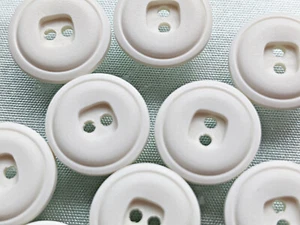 zur Auswahl: kleine Kunststoffknöpfe - Weiß matt - 14mm - für Puppen, Blusen - Bild 1 von 7