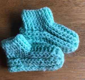 Botines de punto vintage hechos a mano para bebé o muñeca verde pastel recién nacido 0-3M - Imagen 1 de 3