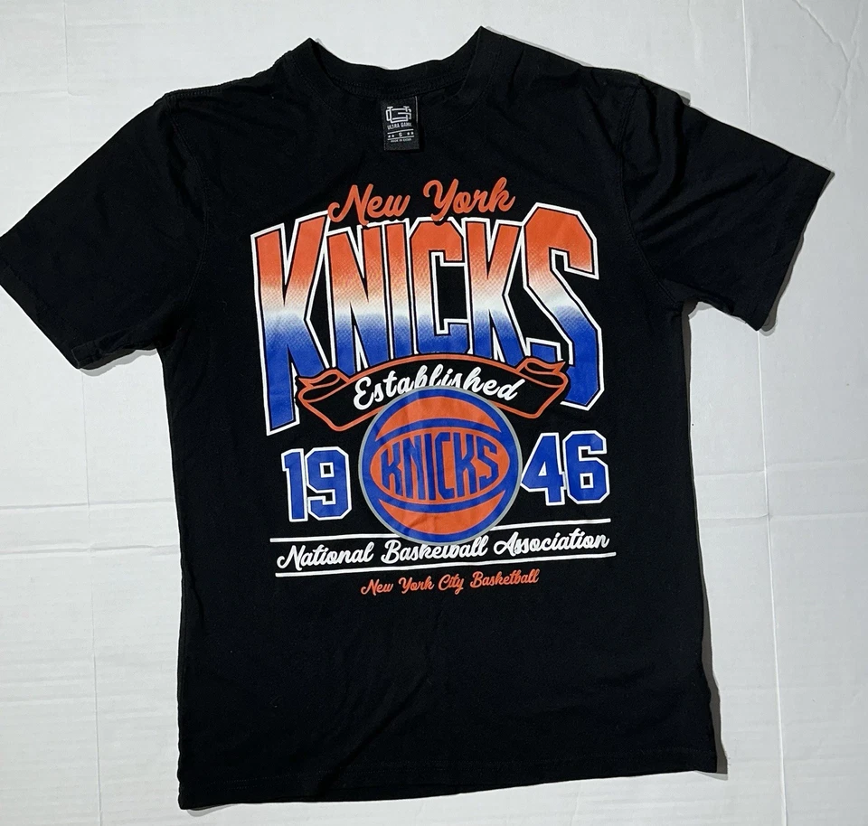 Camiseta New York Knicks Adulto Pequeña Negra Logo Frontal Foto 1 de 4