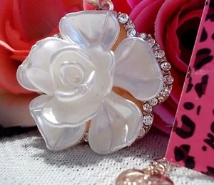 BETSEY JOHNSON BEAUTIFUL WHITE INLAID CRYSTAL & ACRYLIC FLOWER PENDANT NECKLACE - Picture 1 of 6