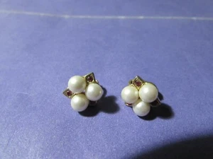 VINTAGE 1/2" goldtone 3 faux pearl & red stone screw on clip on earrings - Picture 1 of 5