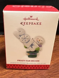 Hallmark Keepsake Frosty Fun Decade 2013 adorno de Navidad  - Imagen 1 de 2