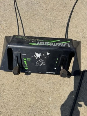 Panel de control y palanca de fianzas Lawn Boy 10515 Foto 1 de 3