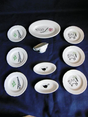 RARE ÉLÉMENTS DINETTE ANCIENNE FAÏENCE HBCM - DÉCOR AU POCHOIR - ANIMAUX DIVERS - Photo 1/4