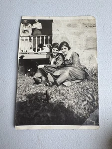 Two Affectionate Edwardian Women Lesbian Interest Vintage Snapshot Real Photo - Imagen 1 de 4