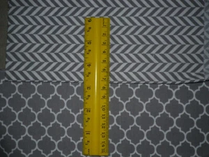 2 Stck. grau und weiß Rankgitter und Chevron Baumwolle 2 Fat Qtrs 2 FQs Stoff 18x21 - Bild 1 von 6