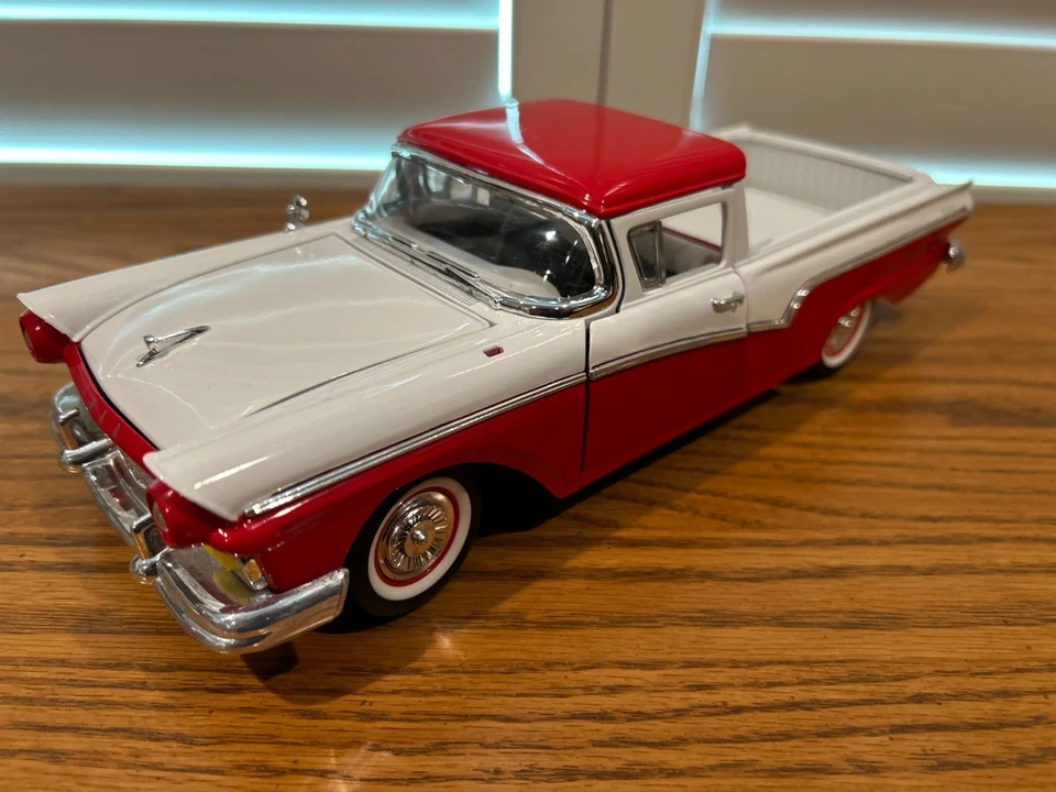 Ford Ranchero 1957 - escala 1/18 fundido a presión por Road Legends - color rojo/blanco Foto 1 de 4