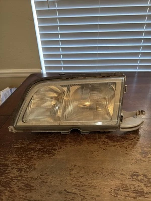 1997-2000 MERCEDES BENZ C230 C280 LEFT DRIVER SIDE HEADLIGHT OEM. U - Image 1 of 4