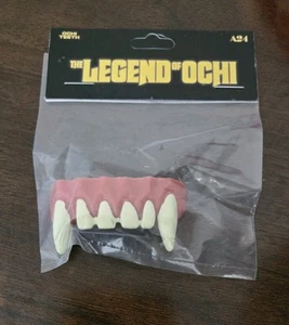 LA LEGGENDA DI OCHI (2025 A24 Film) Promo Denti Giocattolo Finti - Foto 1 di 2