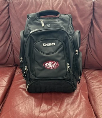 Mochila preta para laptop Dr Pepper Ogio Renegade RSS 17 polegadas - Imagem 1 de 4
