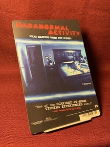 Blockbuster Film Backer Karte Mini Poster Kunst 5,5"" x 8"" PARANORMALE AKTIVITÄT - Bild 1 von 4