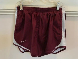 Nike Dri-Fit weinrot burgunderrot Laufshorts Größe Medium gebraucht, in einwandfreiem Zustand - Bild 1 von 3