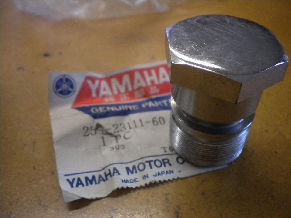 Nuevo de Lote Antiguo Yamaha OEM Tapa Horquilla Delantera Perno 70-71 XS1 72 XS2 70-72 R5 72 DS7 256-23111-60 Foto 1 de 1
