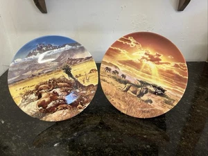 Pair of Wedgwood Danbury Mint Plates – Pride of the Plains Michael Johnson Lion - Picture 1 of 7