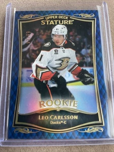 2024-25 Stature #43 Leo Carlsson Blue /99 - Bild 1 von 3