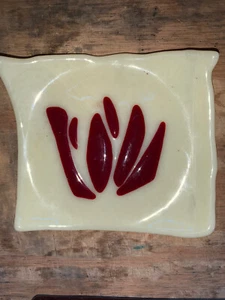 ABSTRACT GLASS SNACK PLATE 4 1/4” x 4 3/4”” TRINKET DISH - Bild 1 von 3