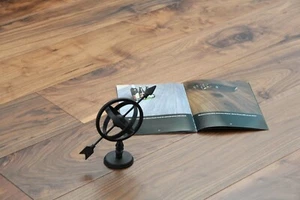 ¡NUEVA LLEGADA! Suelo de nogal lacado UV de 240 mm de ancho EW2057 MUESTRA - Imagen 1 de 6