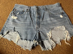 Levis 501 abgeschnittene Jeansshorts Knopffliege blau Damengröße 34"" Taille (Distressed) - Bild 1 von 14