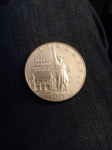 1986 Ellis Island Silver Dollar - Picture 1 of 3