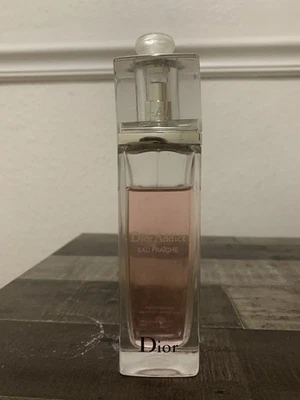 Christian Dior Addict Eau Fraîche Eau De Toilette 3,4 fl oz. Sin caja, 3/4 completo Foto 1 de 3