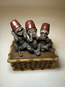 Vintage "See Hear Speak No Evil" Andenkenbox Harz Rattan Korb Affen - Bild 1 von 10