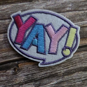 Yay! Comic Buch Schrift Niedlich Y2k Stil Bügelbild Patch - Bild 1 von 2