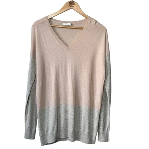 Vince Damen Merinowolle Colorblock Easy Fit V-Ausschnitt Pullover rosa grau Gr. Small - Bild 1 von 8